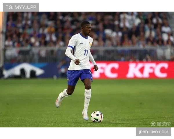 奥斯曼·登贝莱穿拖鞋走进更衣室，手上那块表把我晃懵