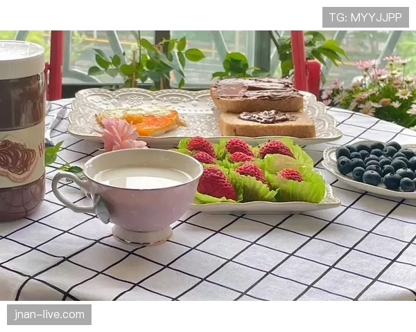 娜奥米·大阪把早餐摆得像奢侈品展，我在屏幕前都不好意思吃方便面